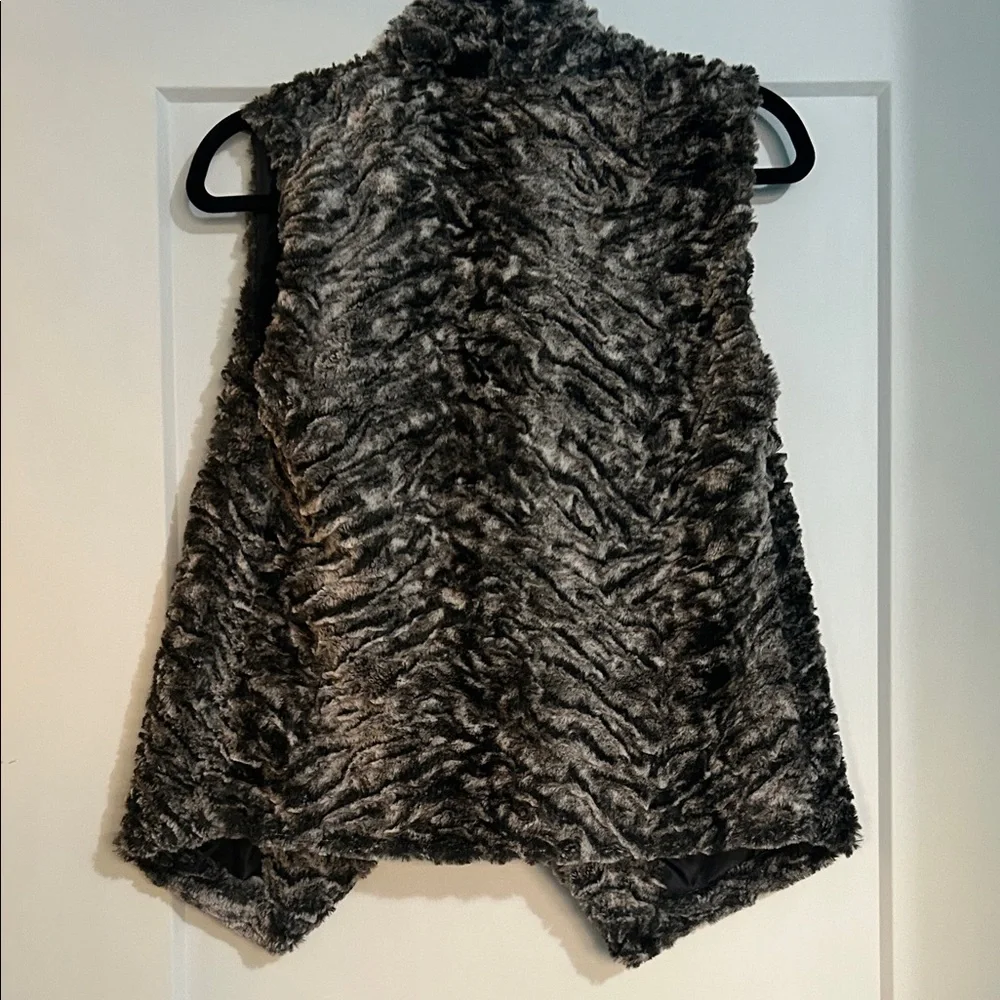 BKE Textured Faux Fur Vest in Black and Gray sz: xs